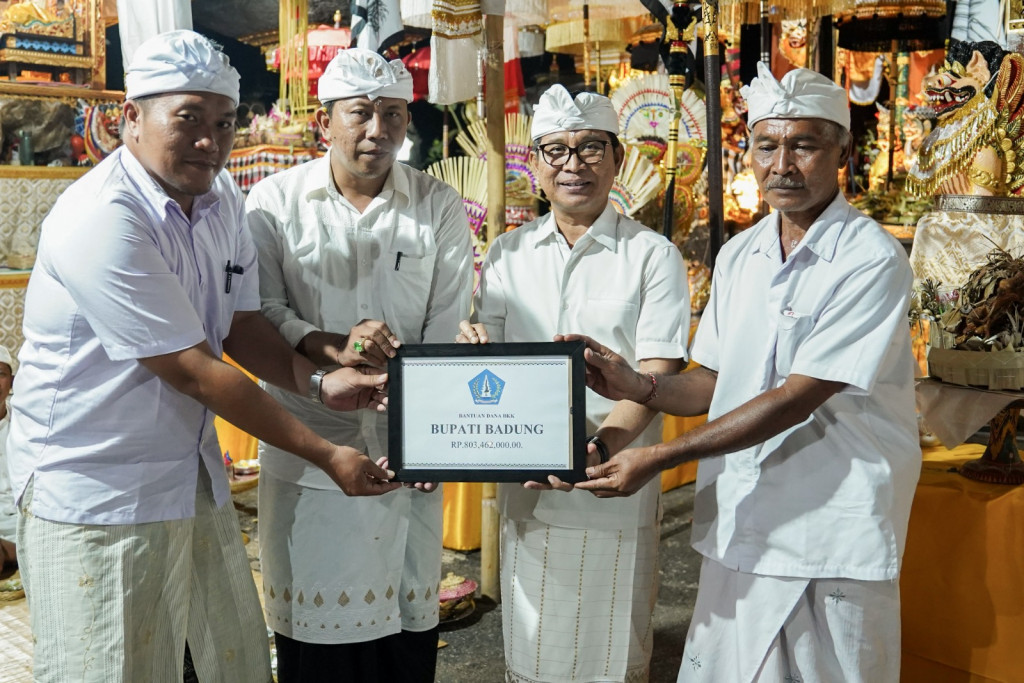 Sekda Adi Arnawa Hadiri Karya Melaspas Pura Dalem Buitan Gulingan